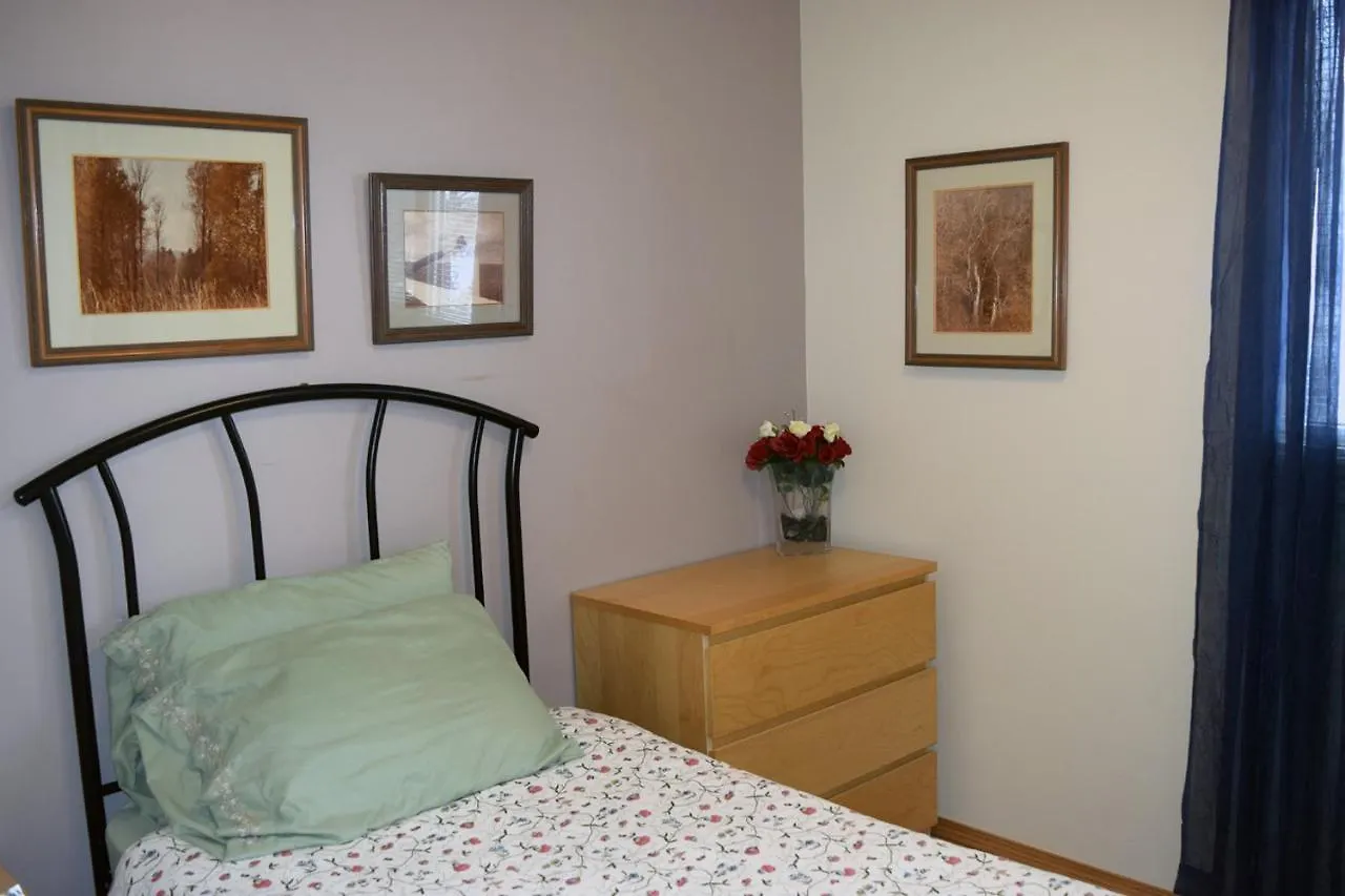 The Dewberry Homestay B&B Edmonton Bed & Breakfast