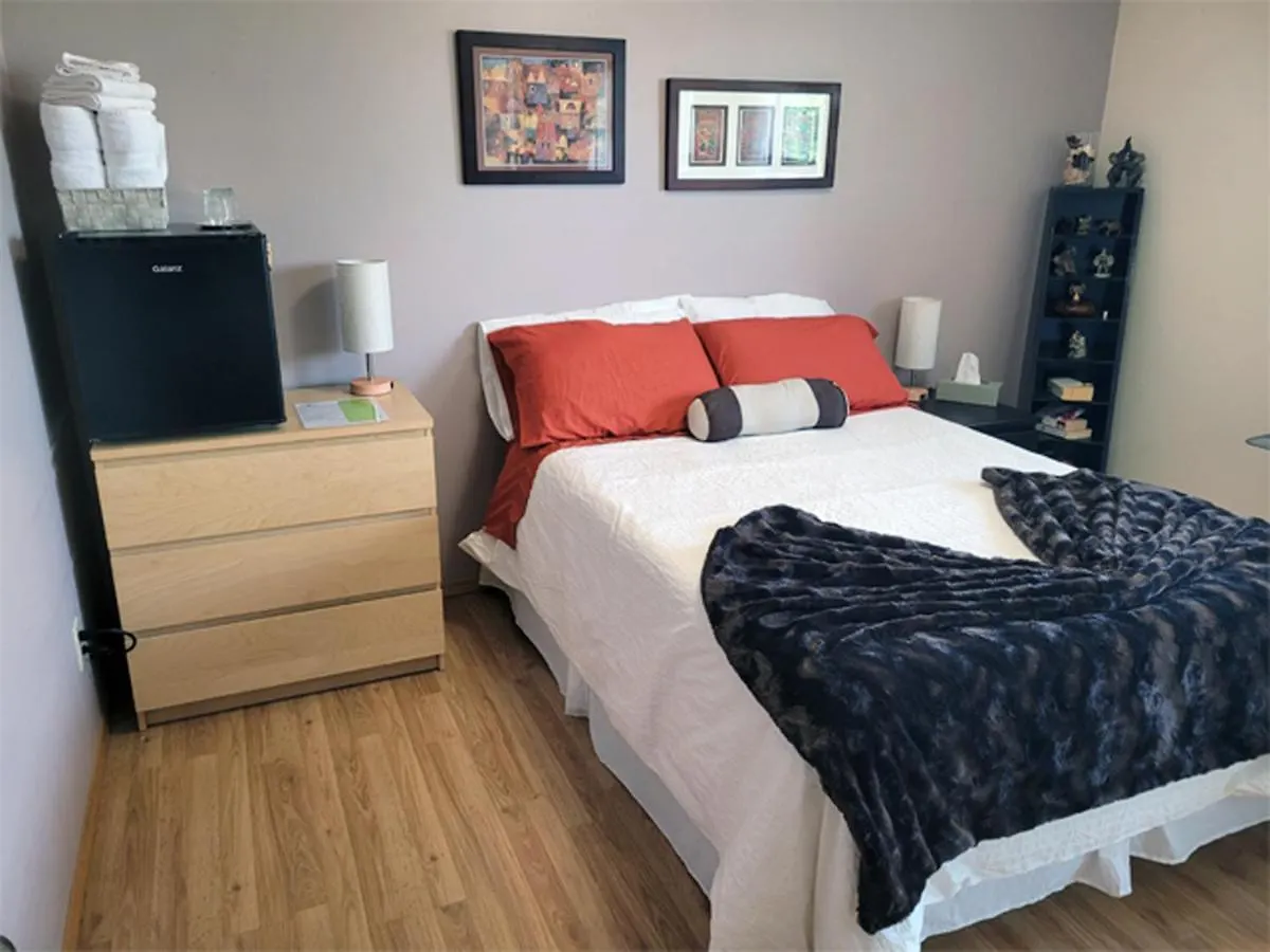 The Dewberry Homestay B&B Edmonton Bed & Breakfast