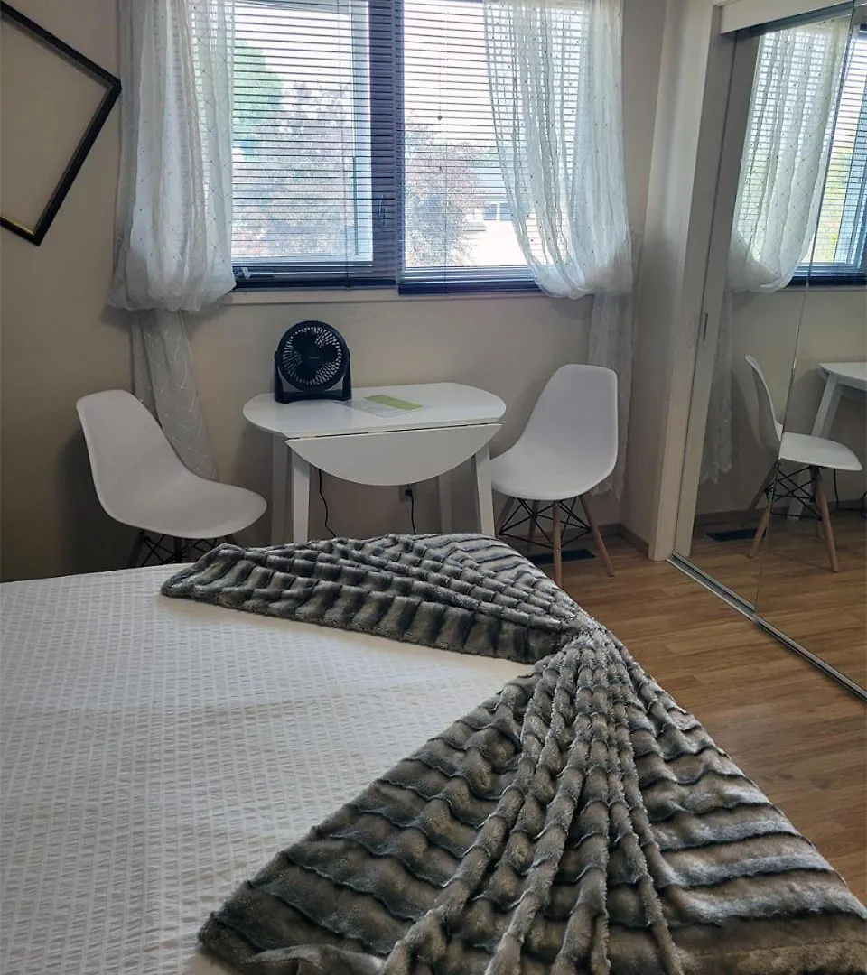 The Dewberry Homestay B&B Edmonton Bed & Breakfast
